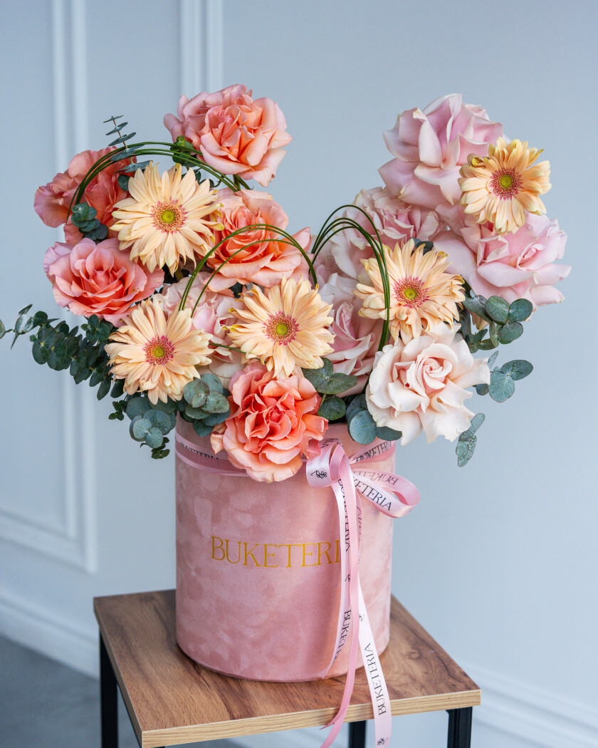 Peach gerberas with dusty pink garden roses
