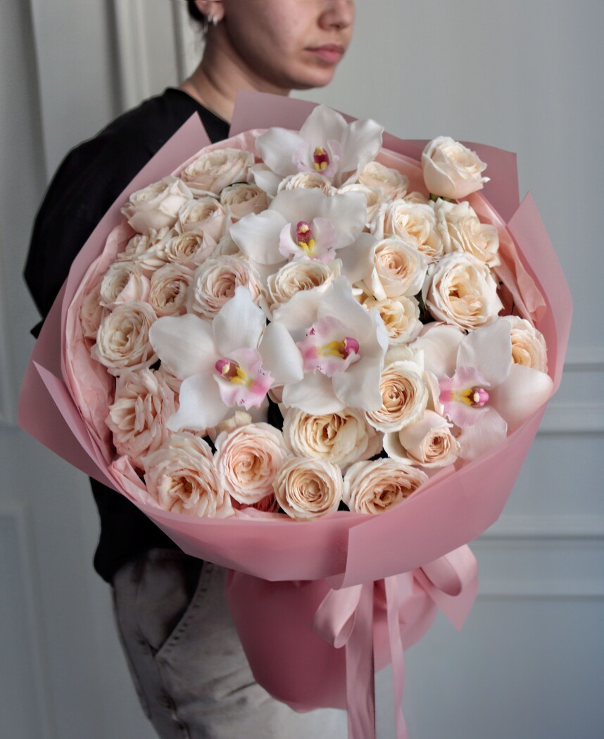 Peach spray roses with white cymbidium orchids