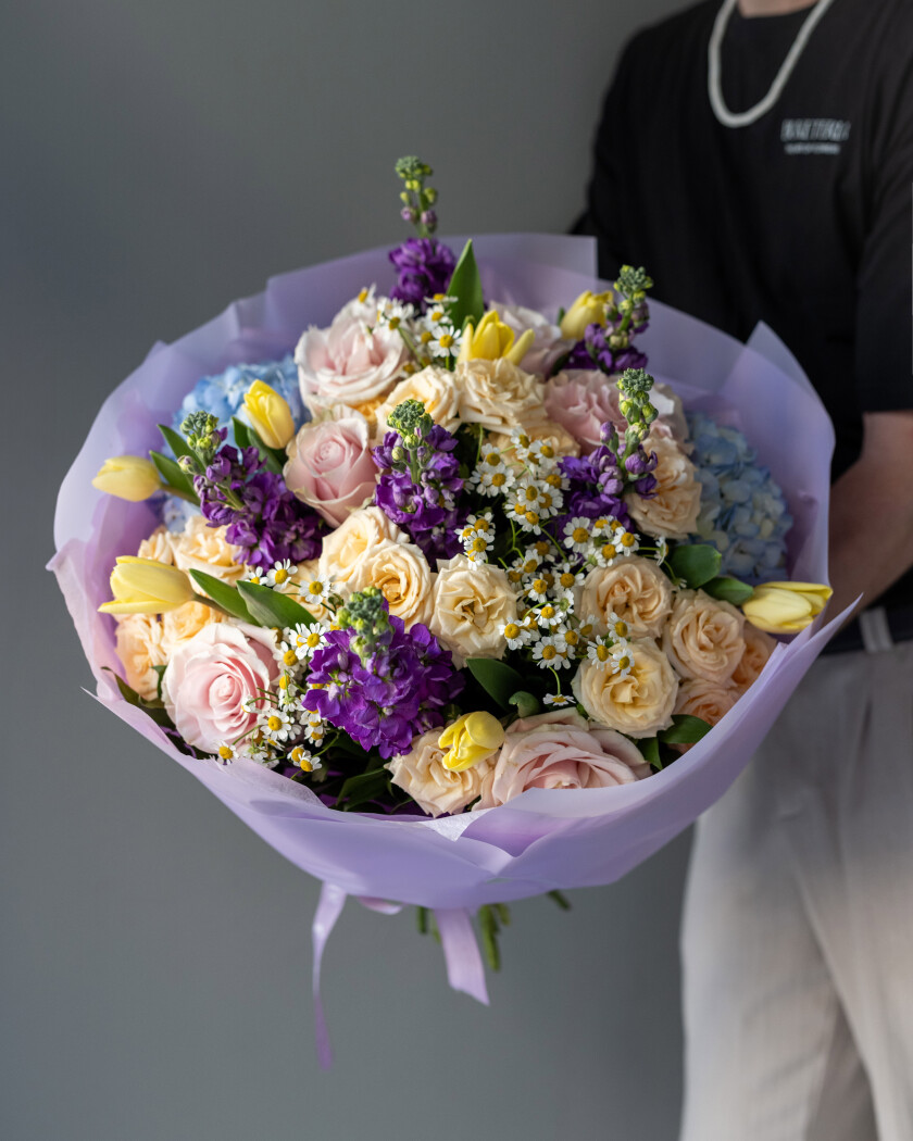 Spring bouquet of blush garden roses and yellow tulips