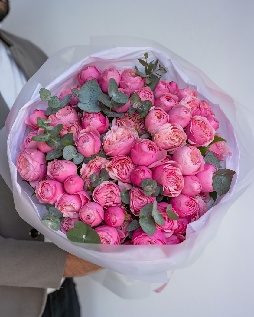 Mono bouquet of light pink spray roses
