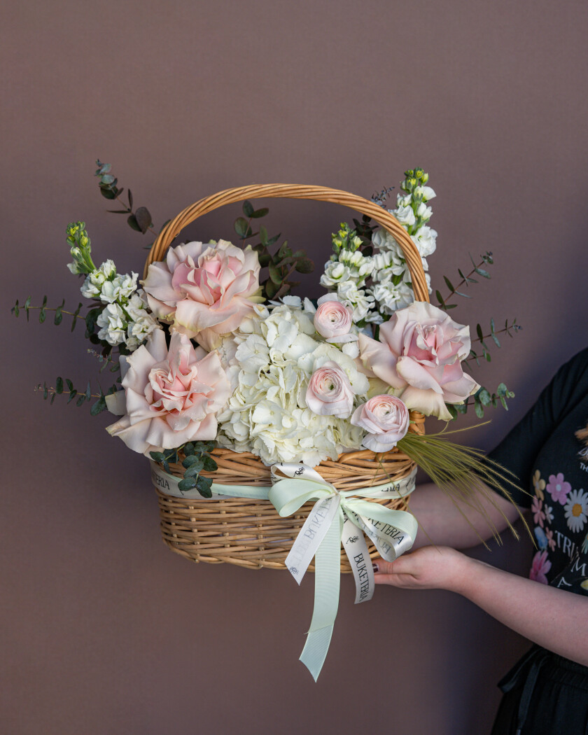 Elegant composition of pink ranunculus and garden roses