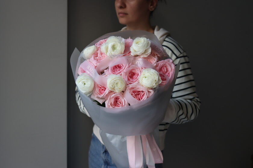 Dusty pink garden roses with white ranunculus