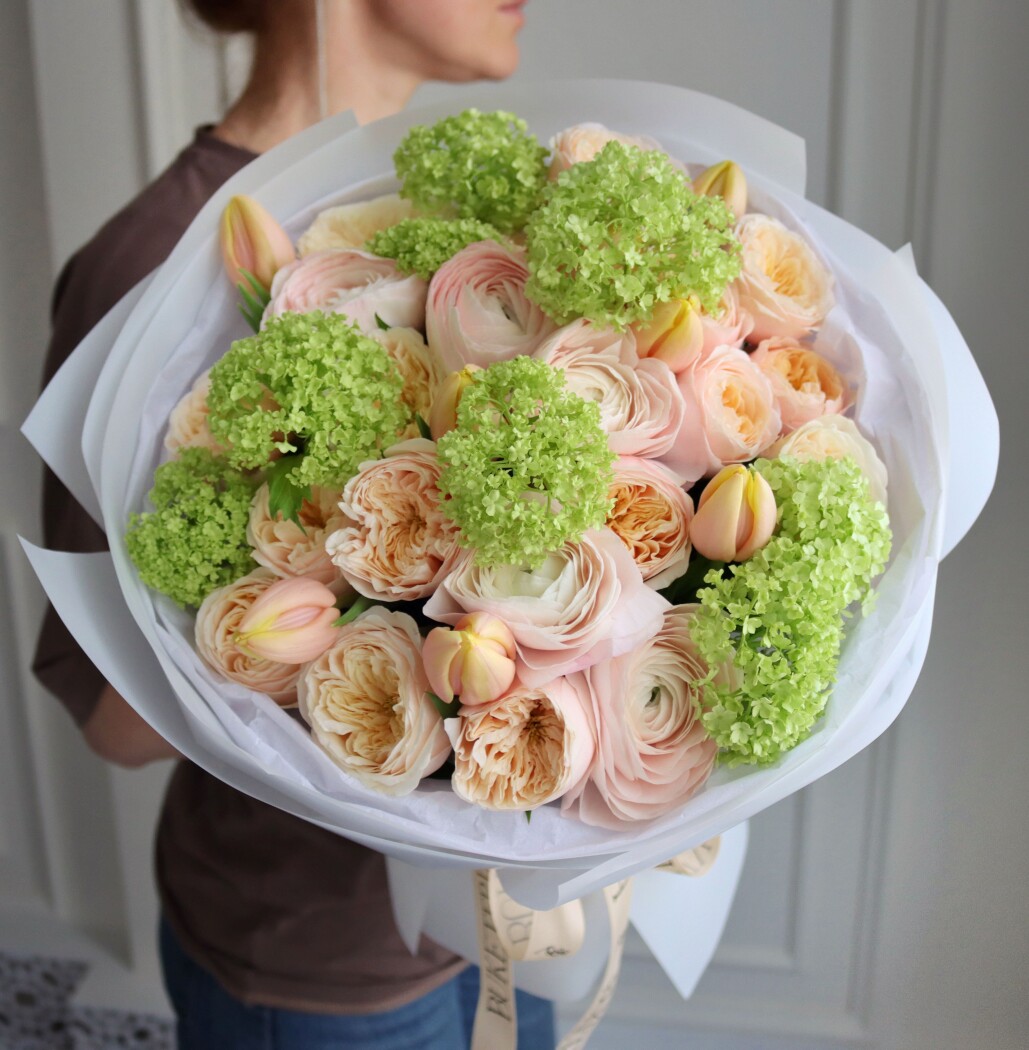 Mixed bouquet of peach spray roses and light yellow tulips