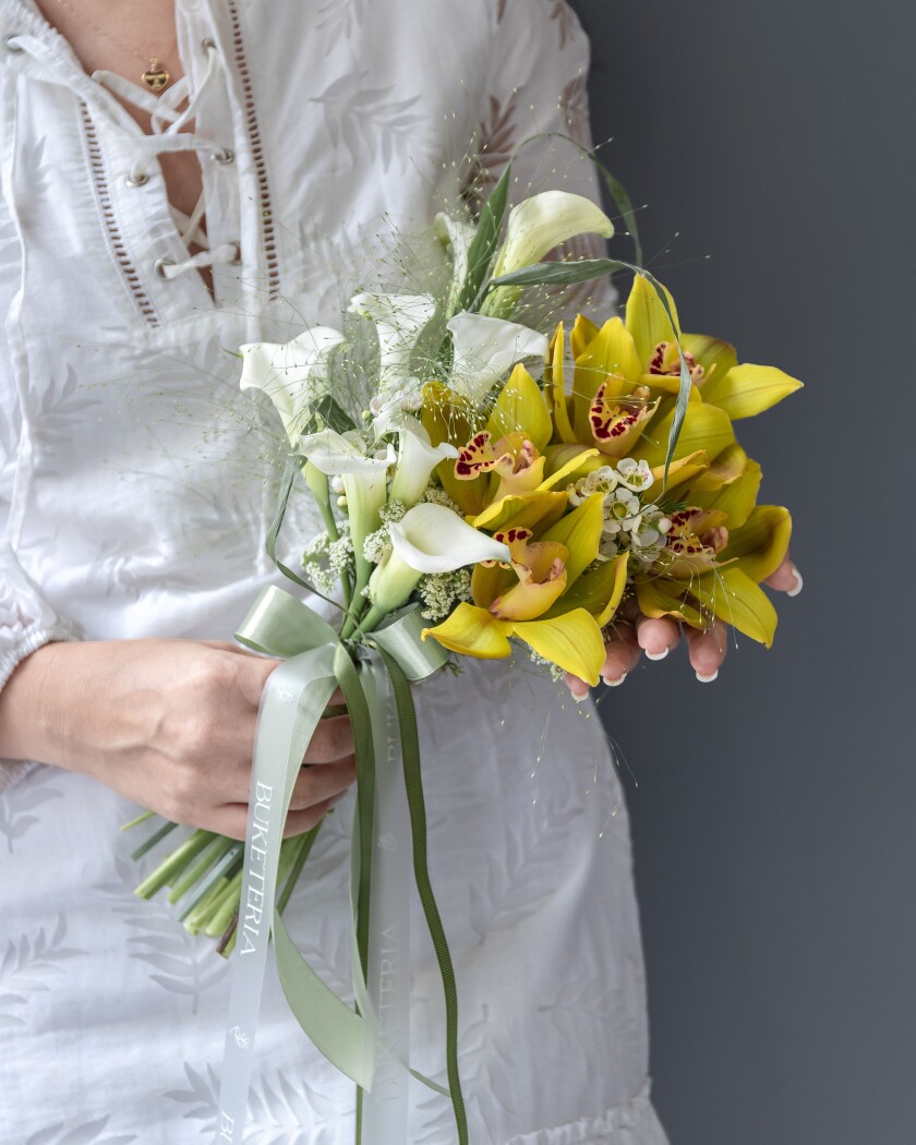 White callas and yellow cymbidium orchids