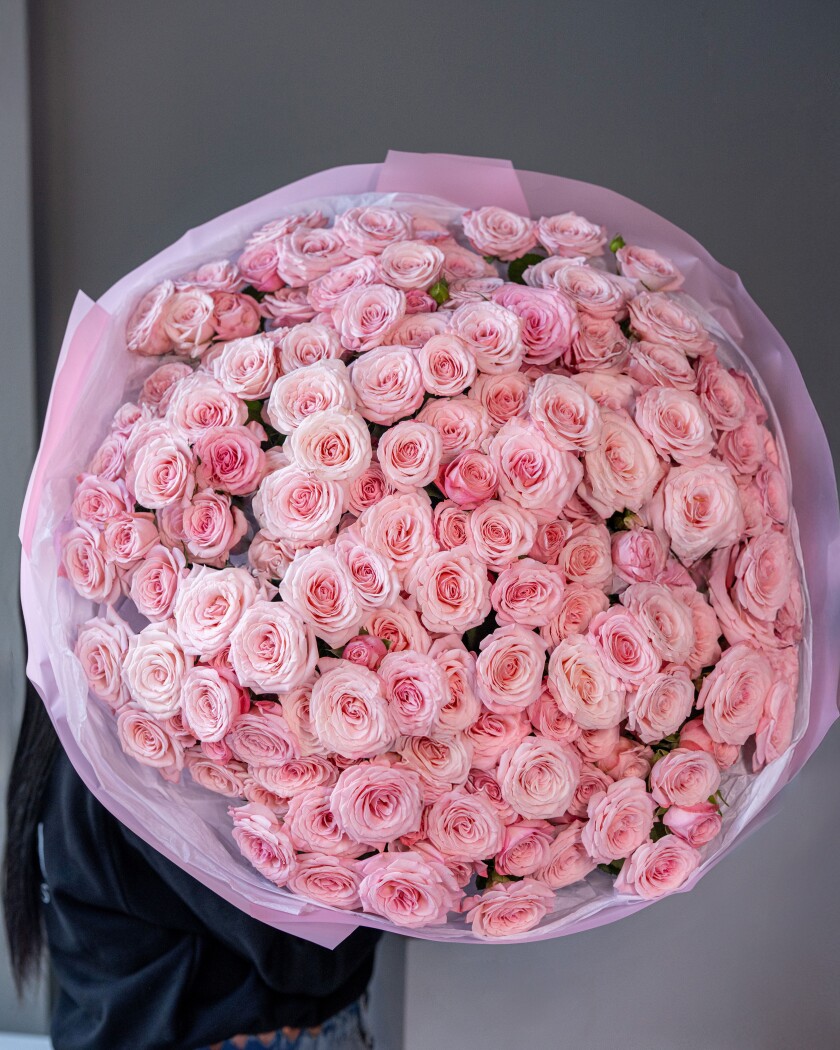 Mono bouquet of light pink spray roses