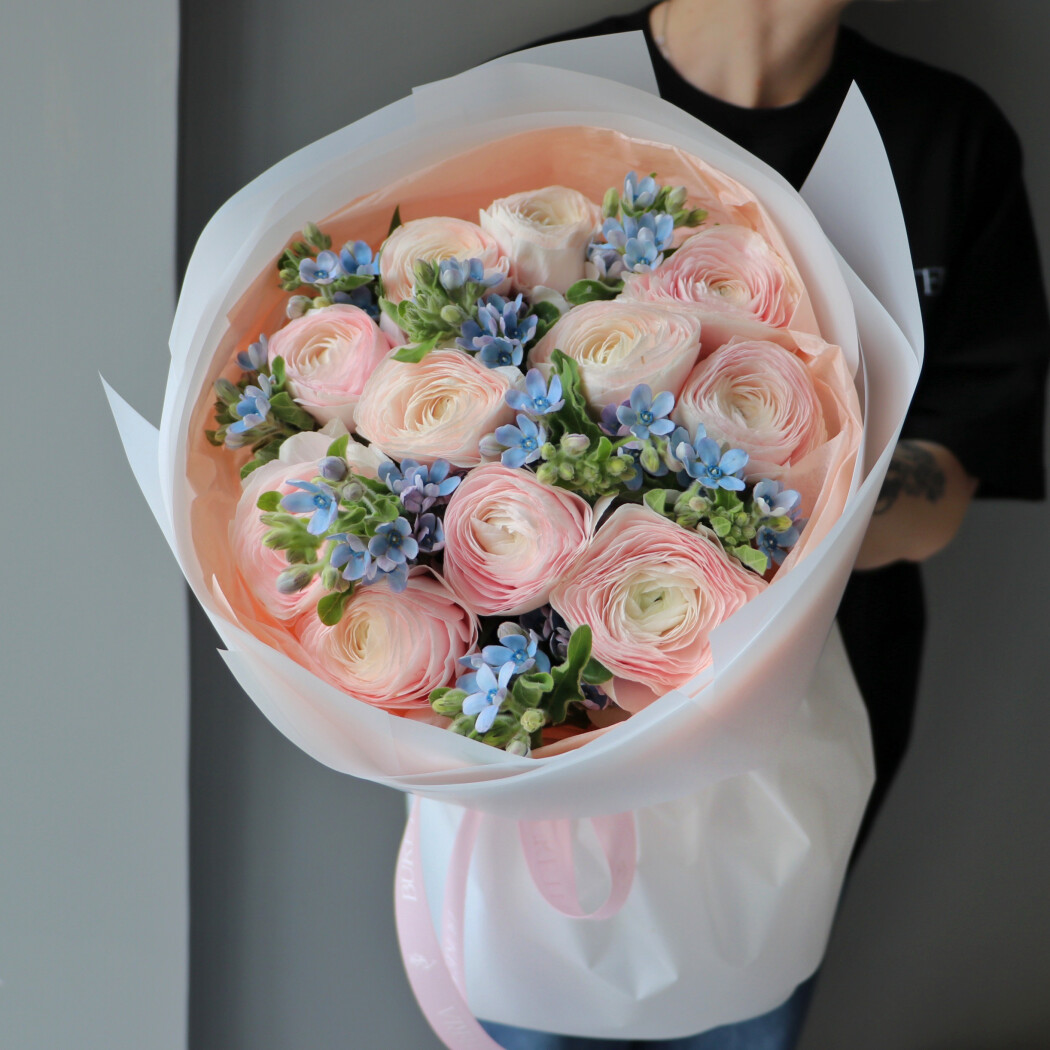 Blush ranunculus with light blue tweedia
