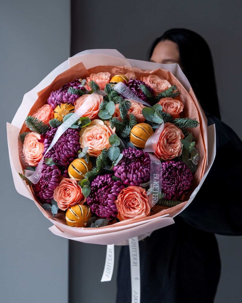 Peach garden roses with purple chrysanthemums