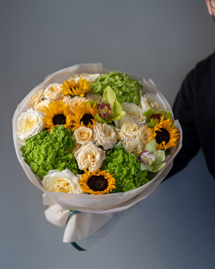 Mixed bouquet of light green hydrangeas and yellow sunflowers
