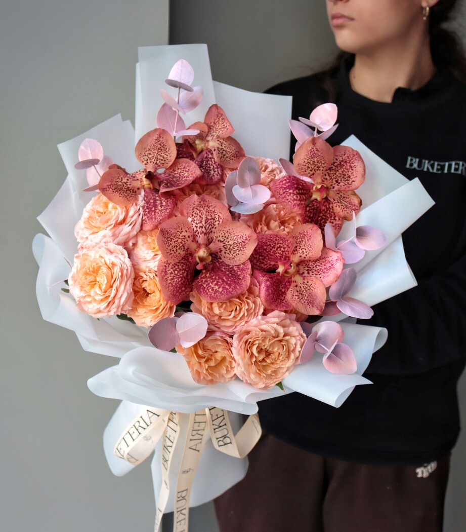 Pink vanda orchids with peach spray roses