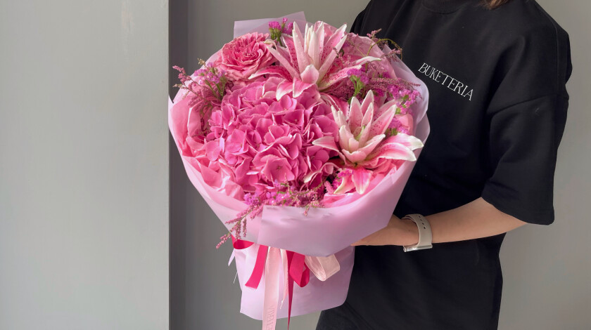 Pink hydrangea with blush garden rose and oriental lily
