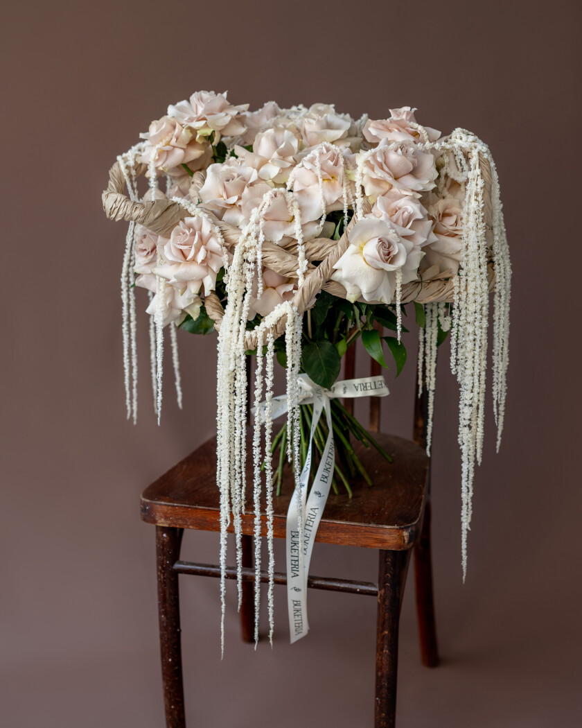 Peach garden roses with beige amaranth