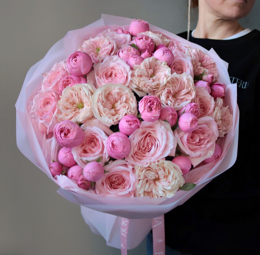 Ten hot pink spray roses and seven blush garden roses