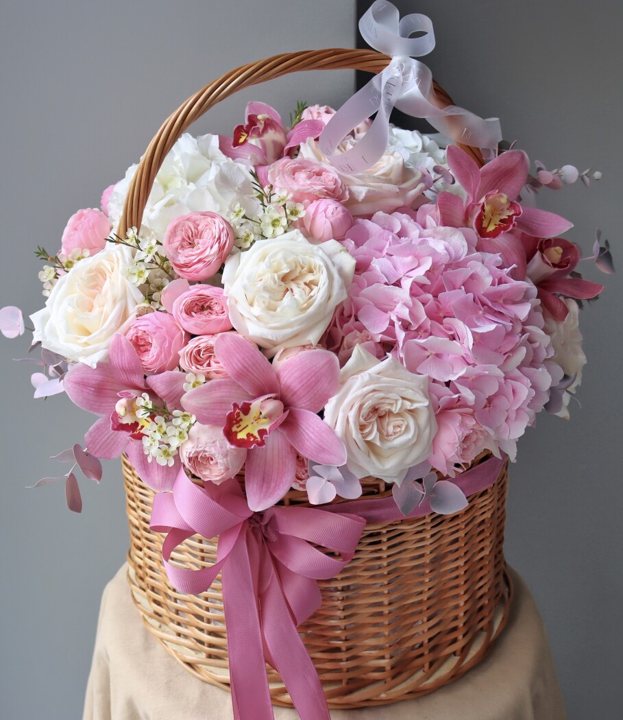 Blush garden roses with pink cymbidium orchids and hydrangeas