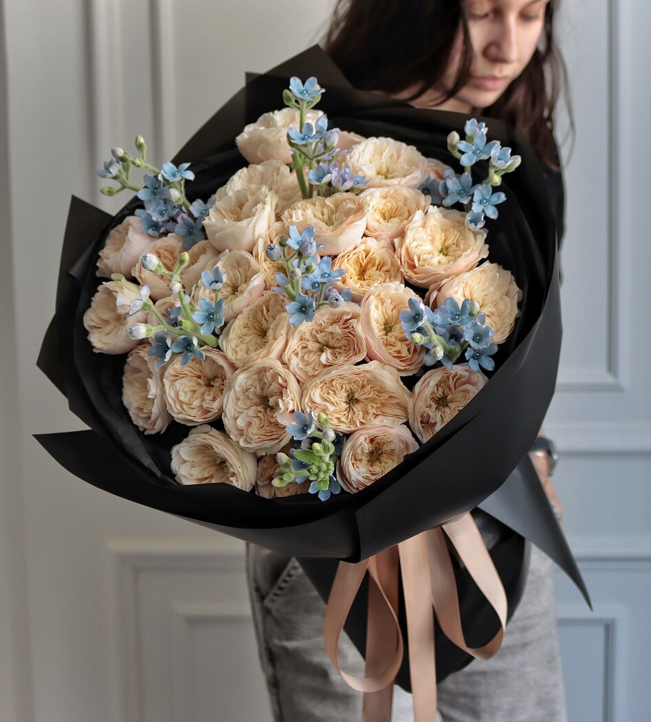 Peach spray roses with light blue tweedia