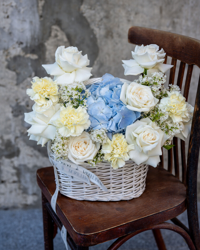 Elegant arrangement of white roses and blue hydrangea