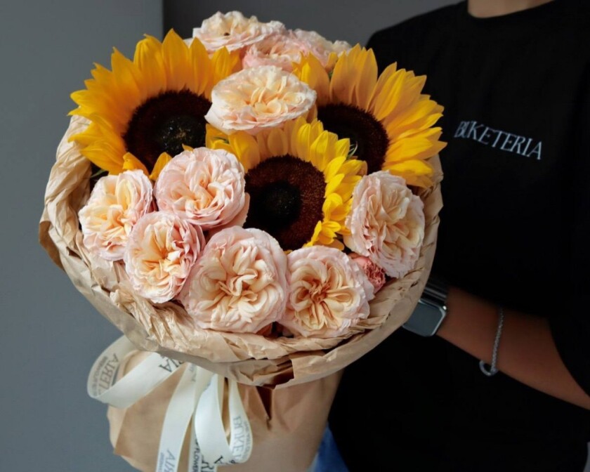 Peach spray roses with yellow sunflowers