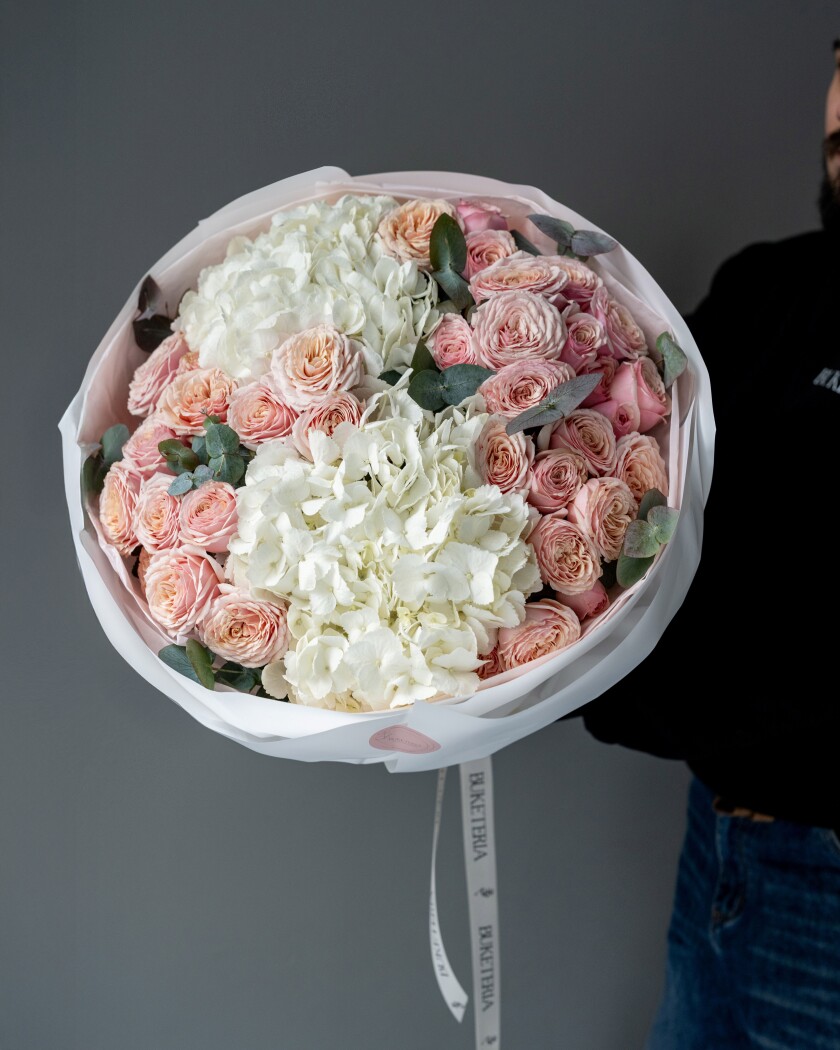 Peach spray roses with white hydrangeas
