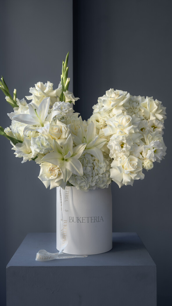 Eleven cream hybrid tea roses with white hydrangeas and lisianthus
