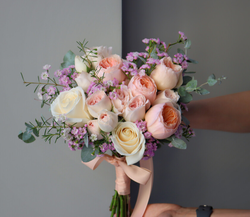 Five light pink spray roses and three peach hybrid tea roses