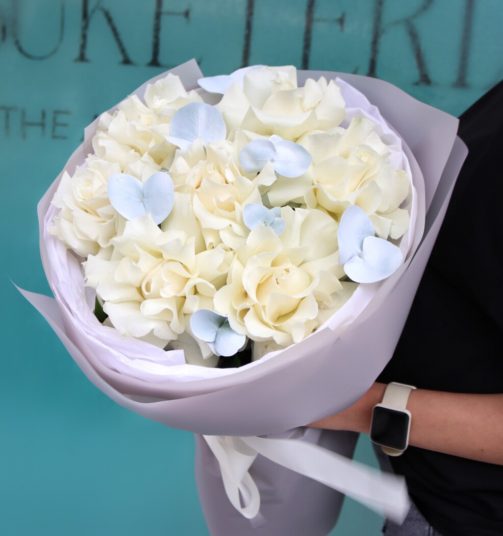 Mono bouquet of cream garden roses
