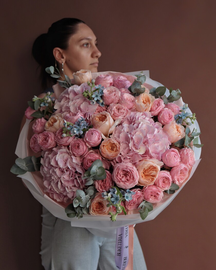 Peach garden roses with pink hydrangeas and light blue tweedia