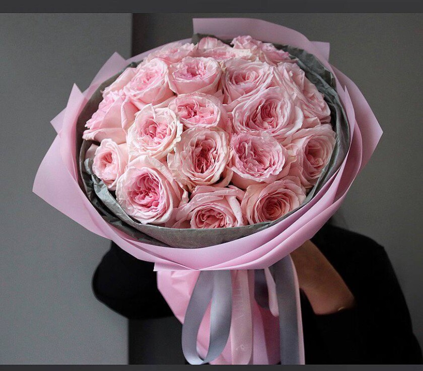 Mono bouquet of light pink garden roses