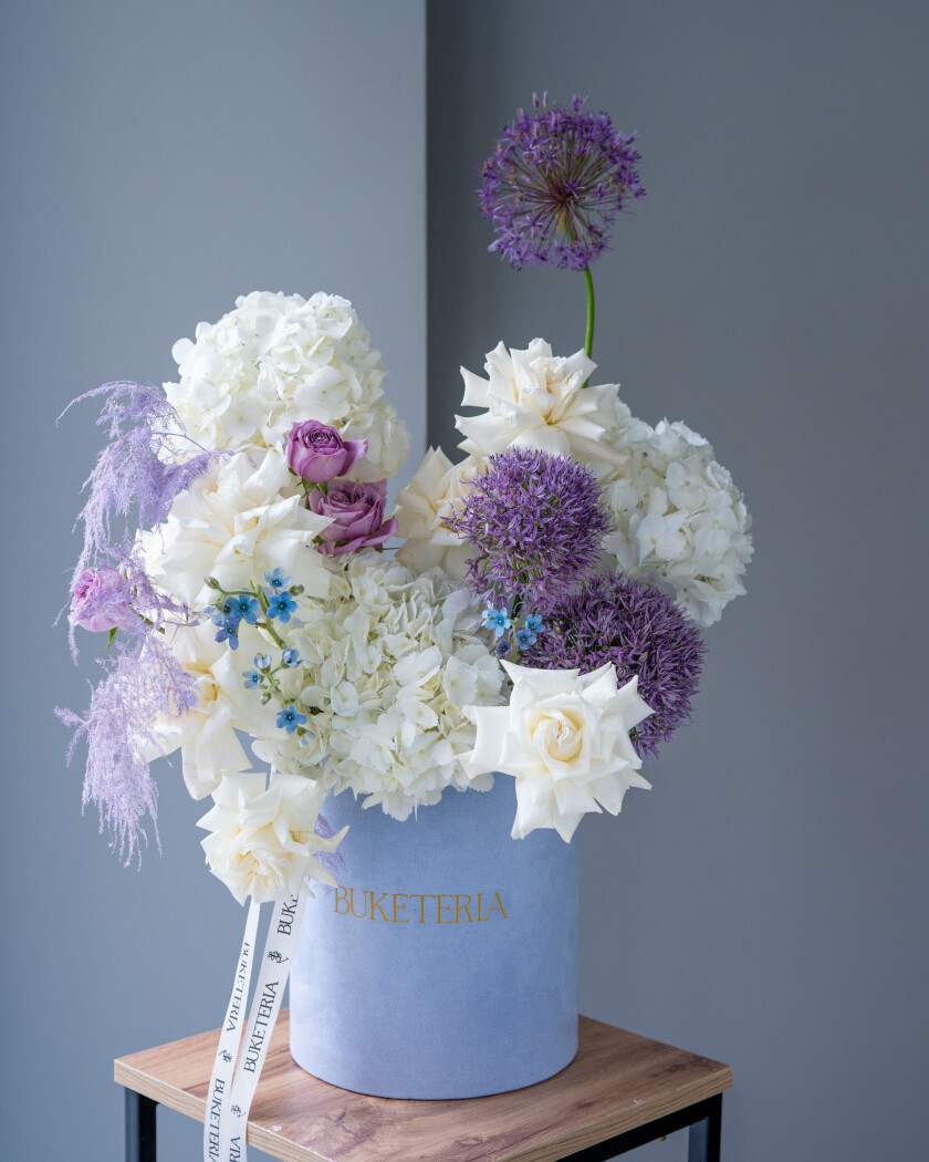Three white hydrangeas and seven cream hybrid tea roses