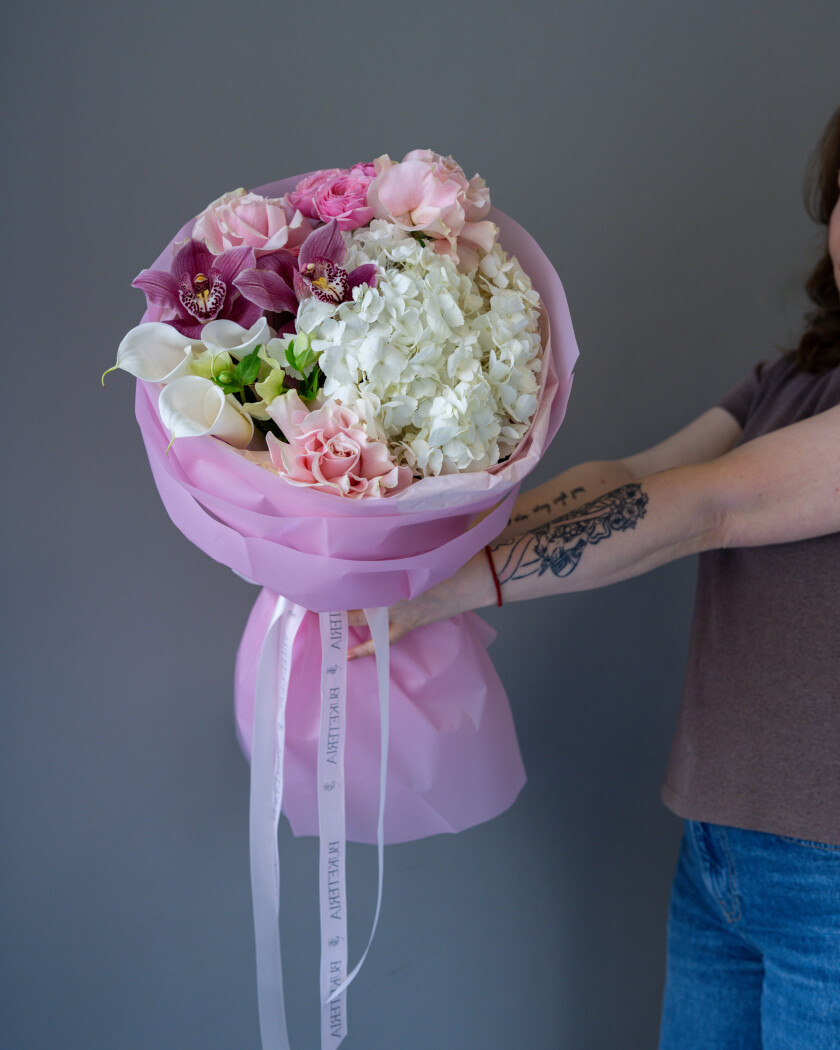 Mixed bouquet of white callas and light pink garden roses