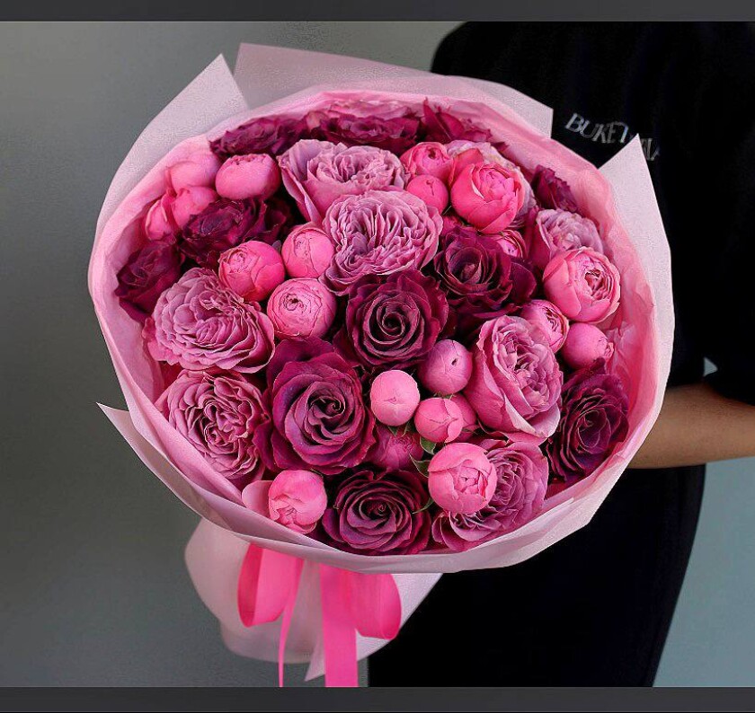 Mixed bouquet of light pink and burgundy roses