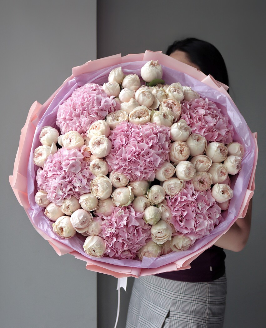Blush spray roses with pink hydrangeas