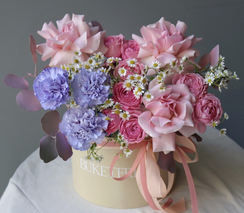 Blush garden roses with lavender carnations