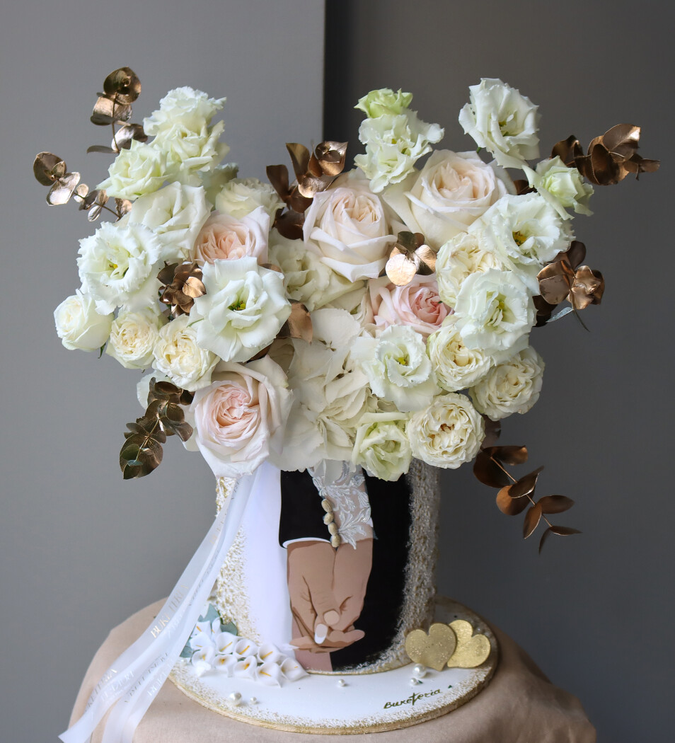 Decorative composition of light green lisianthus and cream garden roses