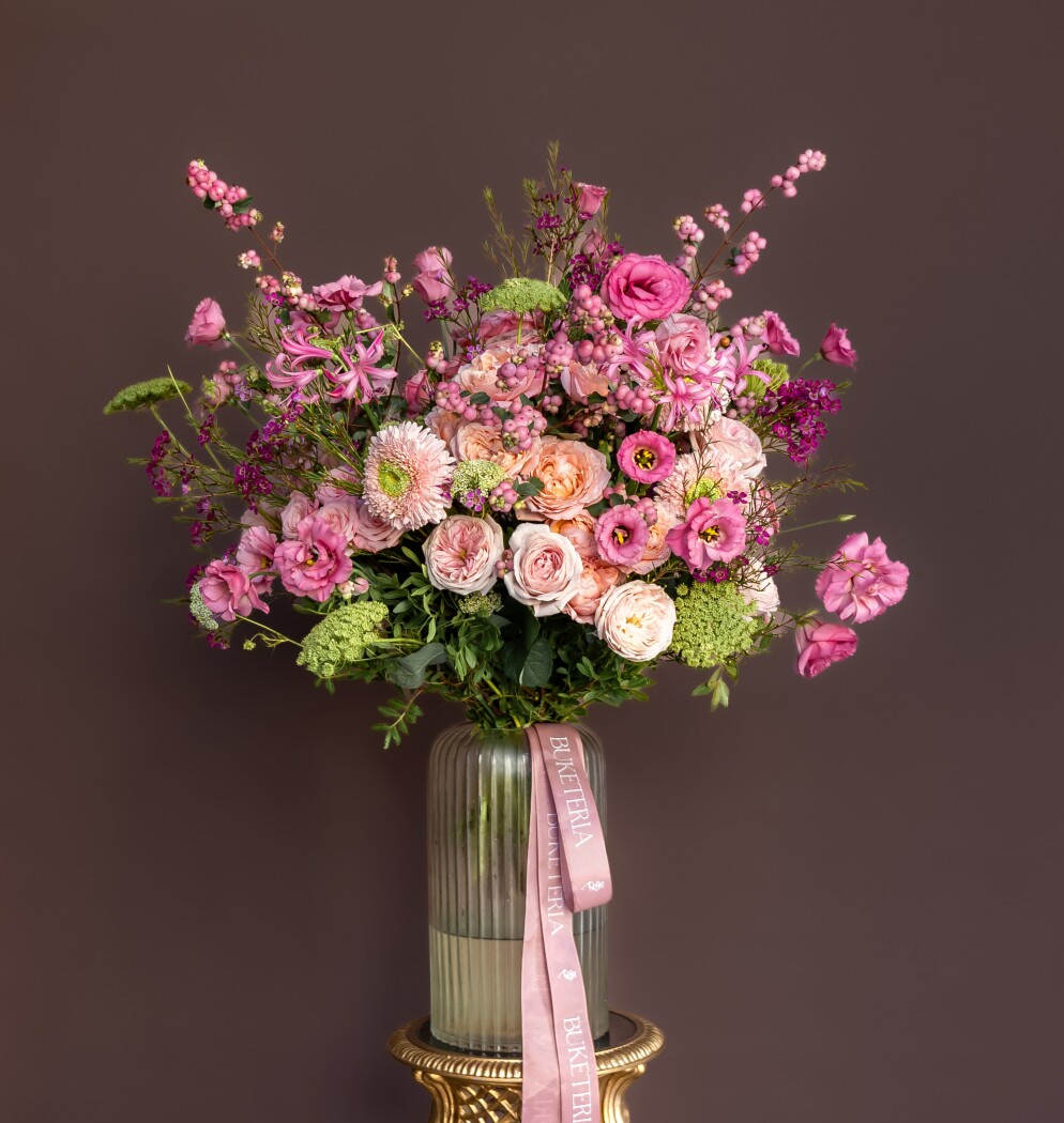 Four blush spray roses with peach garden roses