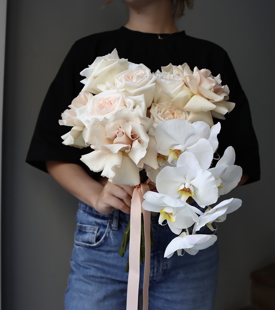 Eight cream garden roses and seven white phalaenopsis orchids