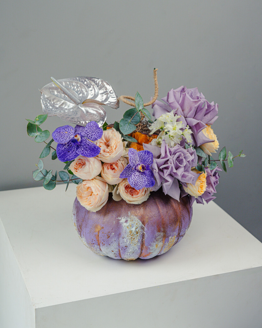 Mixed bouquet of dusty pink spray roses and peach garden roses
