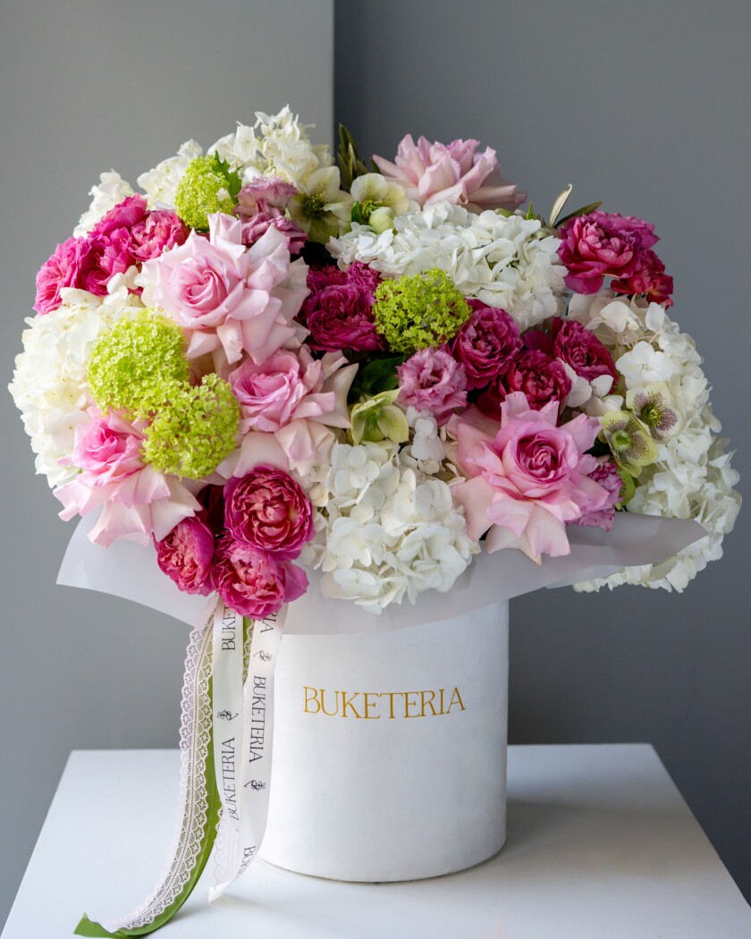 Decorative composition of white hydrangeas and peach garden roses