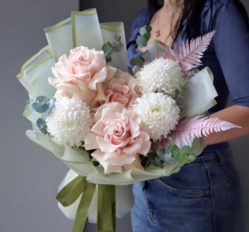 White chrysanthemums with blush garden roses
