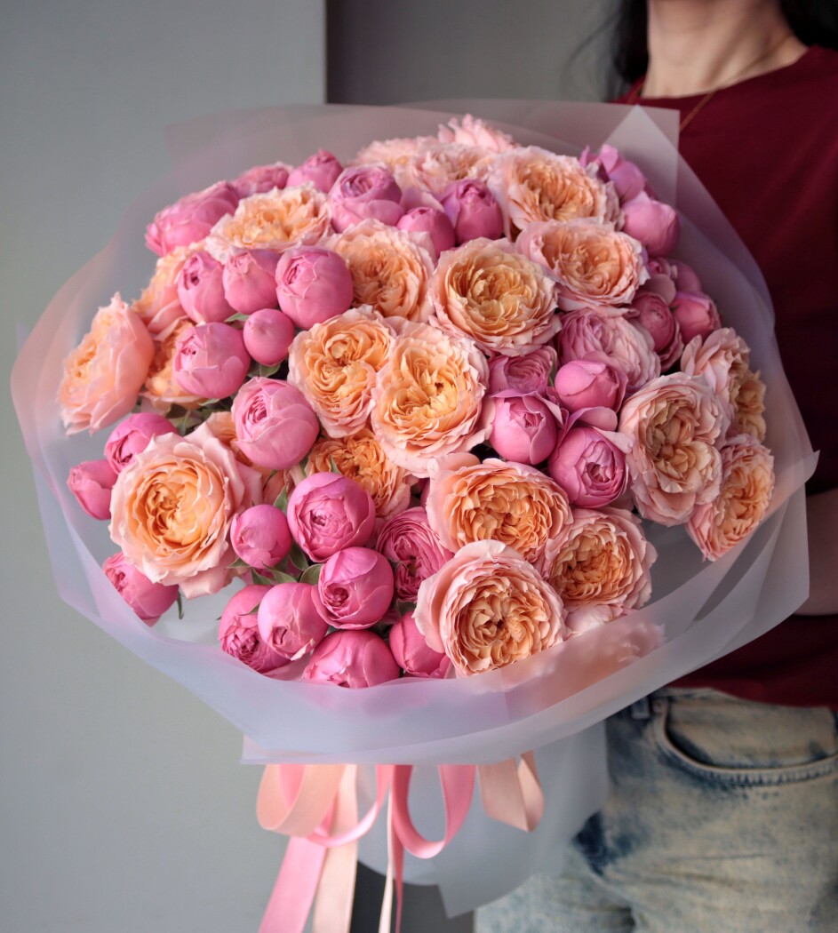 Light pink spray roses and peach garden roses