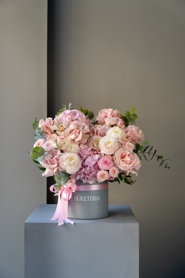 Peach garden roses with blush ranunculus and pink hydrangea