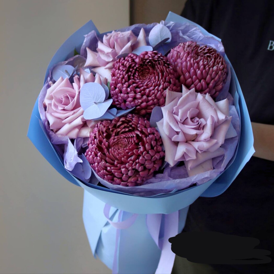 Mixed bouquet of burgundy chrysanthemums and light pink garden roses