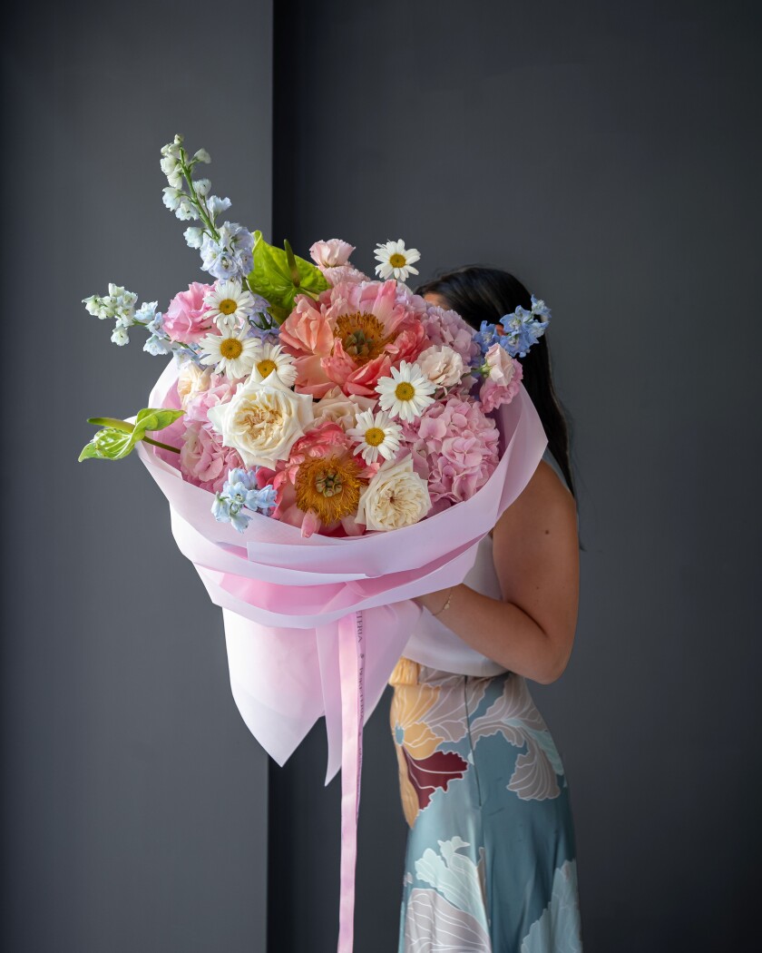 Mixed bouquet of pink hydrangeas and white chamomiles
