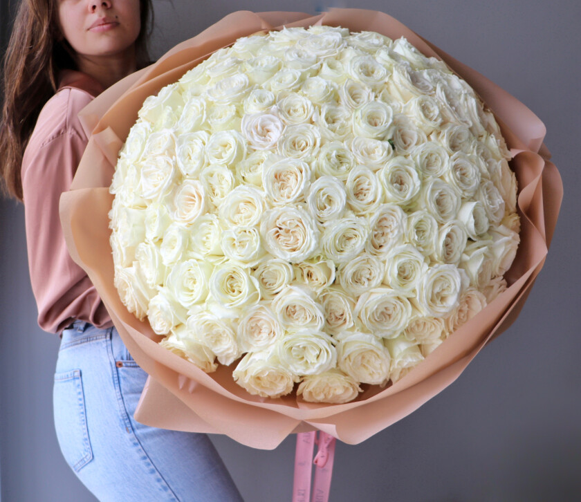 Large bouquet of cream hybrid tea roses