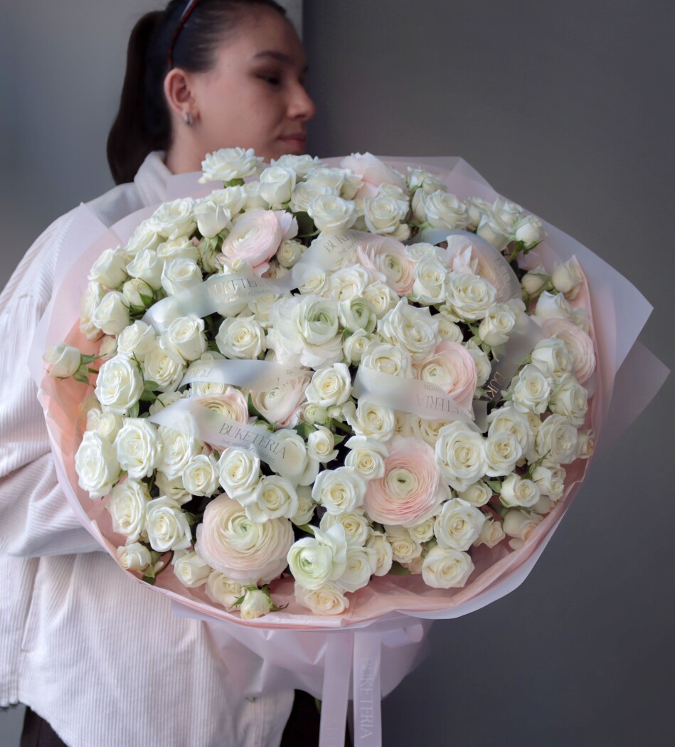 White spray roses with light pink ranunculus