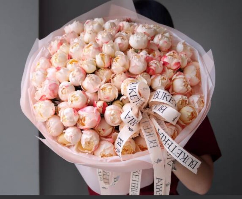 Mono bouquet of blush spray roses