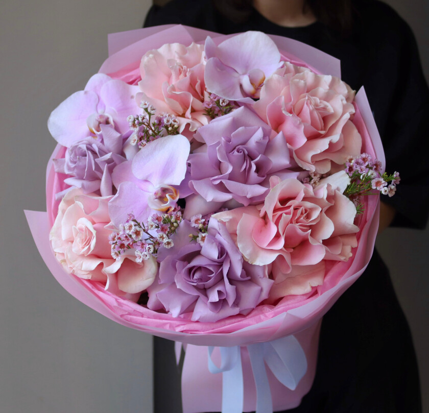 Seven blush garden roses with light pink phalaenopsis orchids