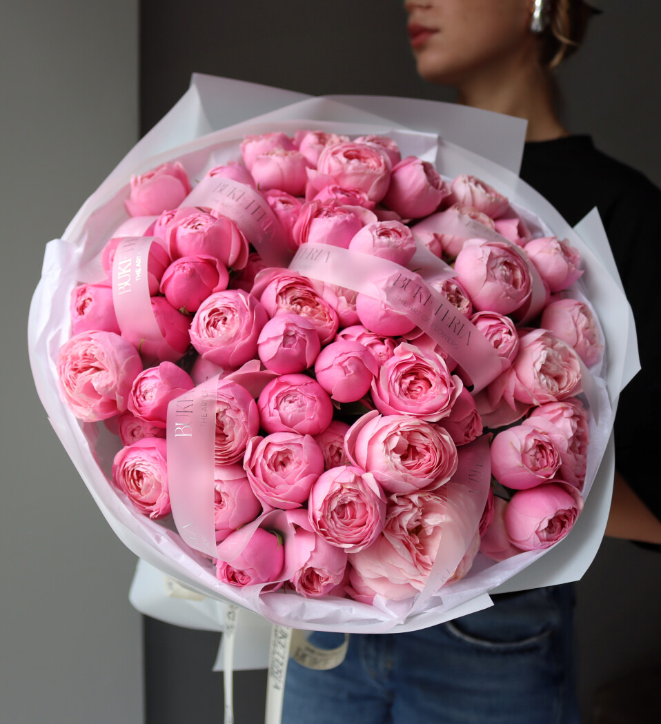 Mono bouquet of light pink spray roses