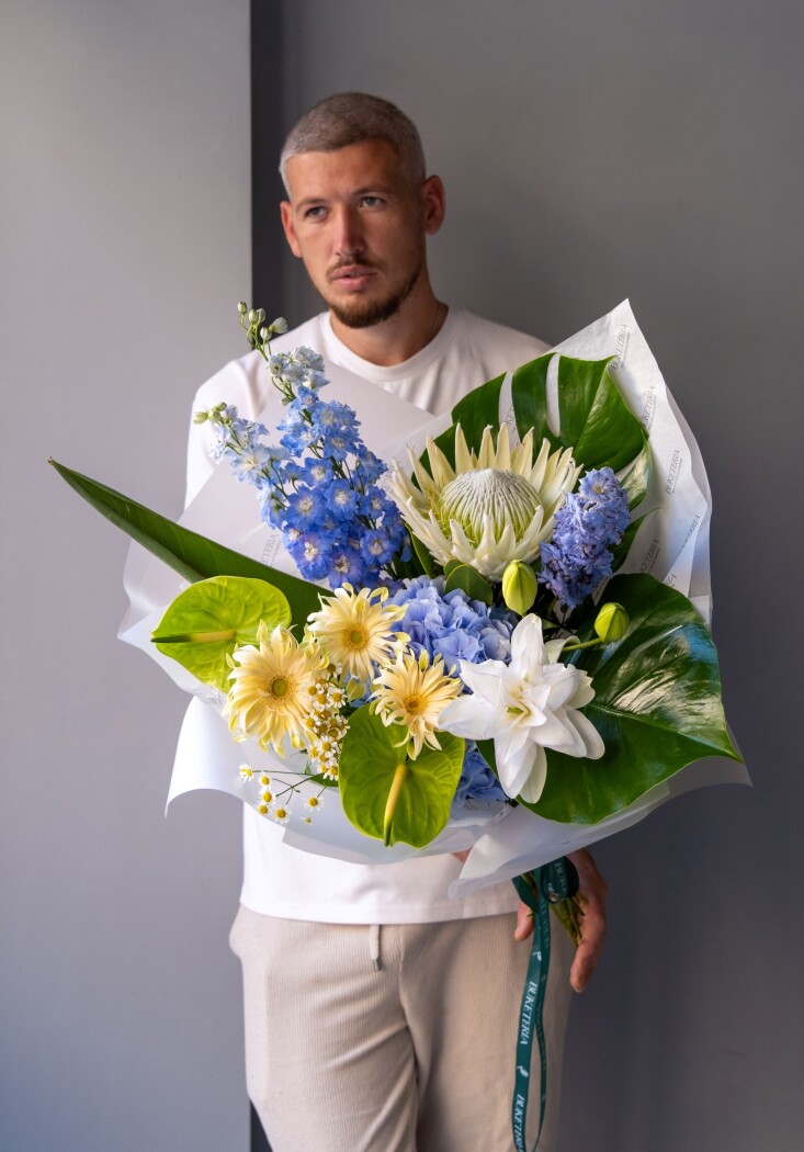 Mixed bouquet of blue delphiniums and white proteas