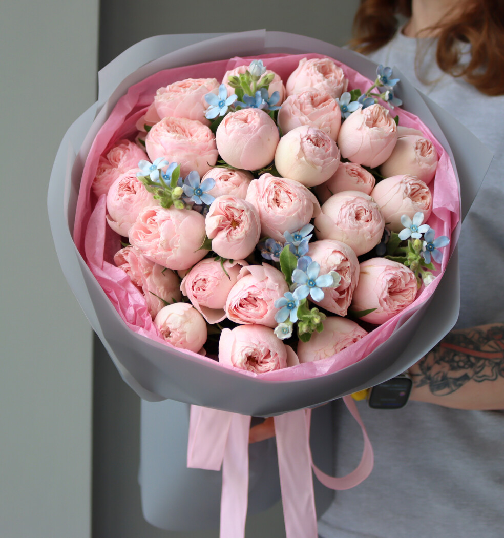 Seven light pink garden roses with blue tweedia