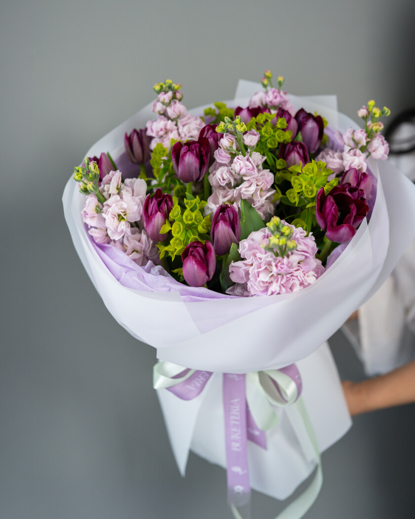 Purple tulips with light pink stock