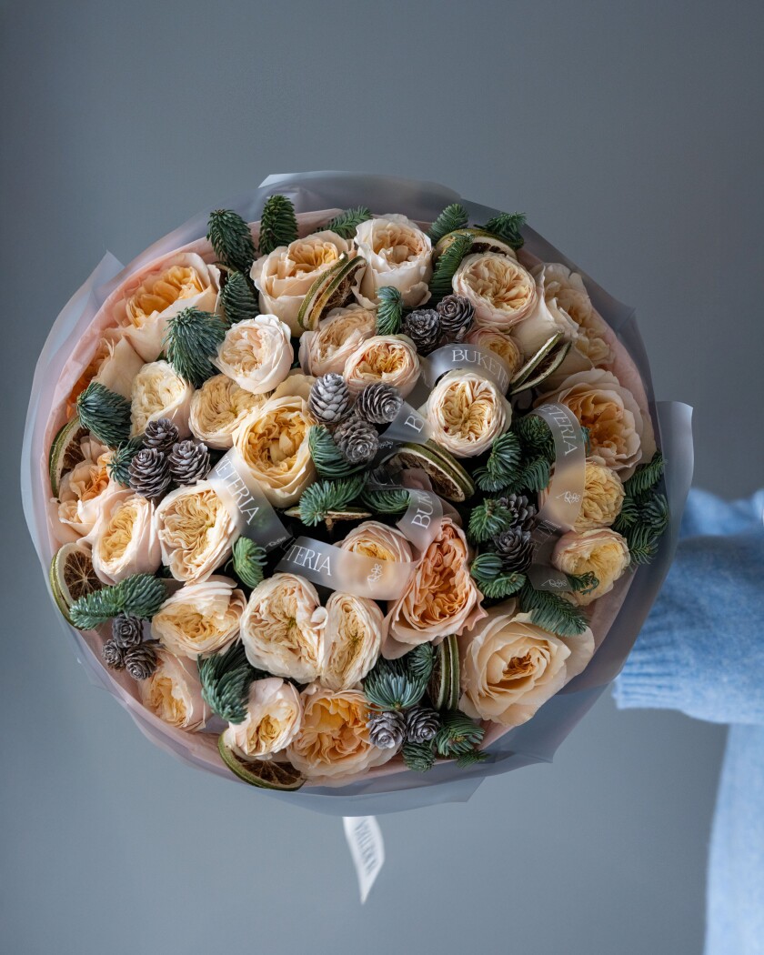 Peach garden roses with cream spray roses